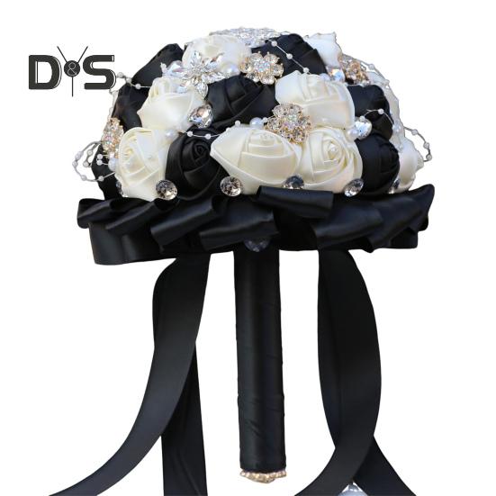 Свадебный букет для невесты. Свадебный букет из атласных искусственных цветов со стразами и искусственным жемчугом. Букет цветов для подружки невесты с ручкой на свадьбу.